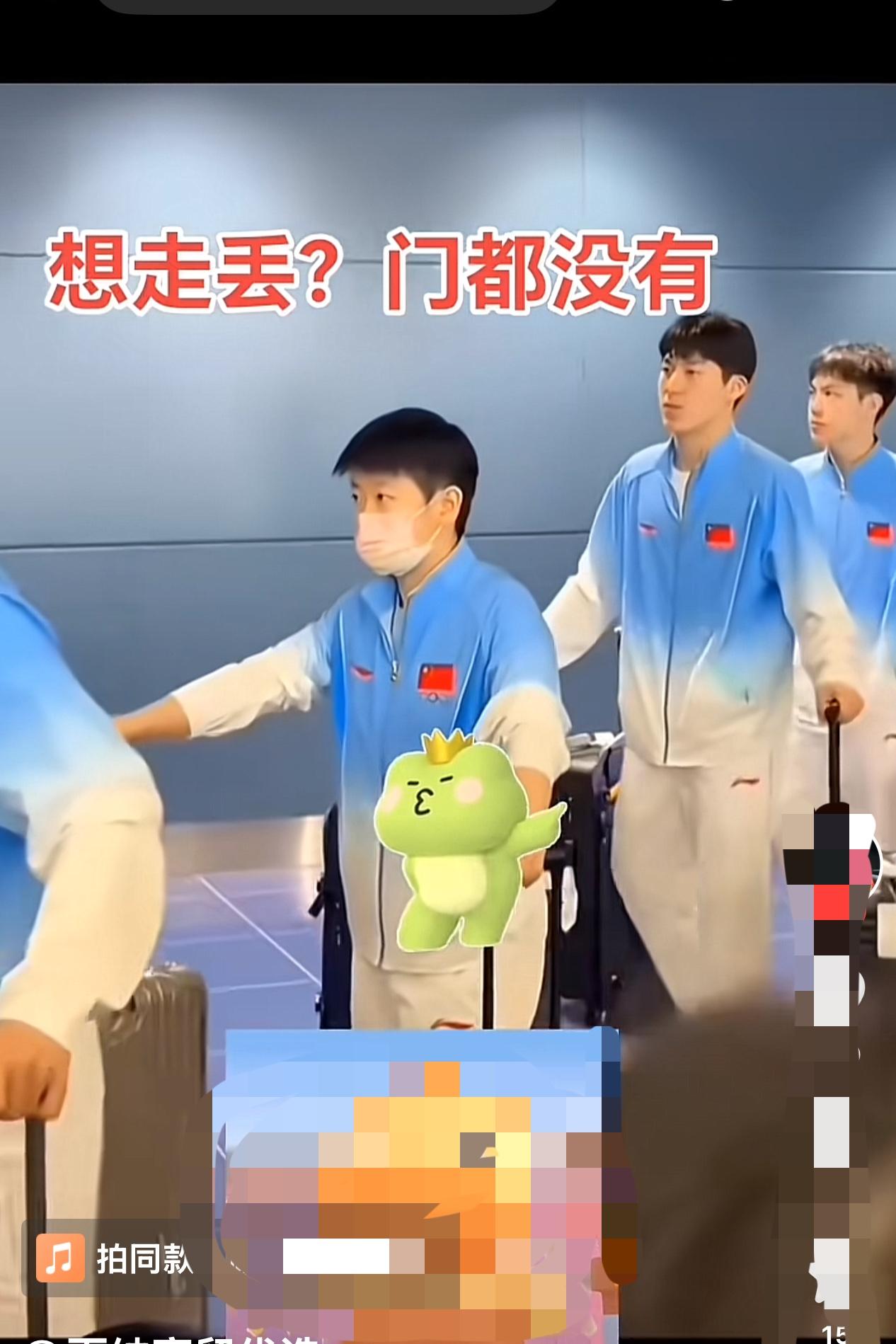 哈哈哈，笑不活了！大部队到达名古屋走向游轮时，我们的小莎被大家围在了中间，不