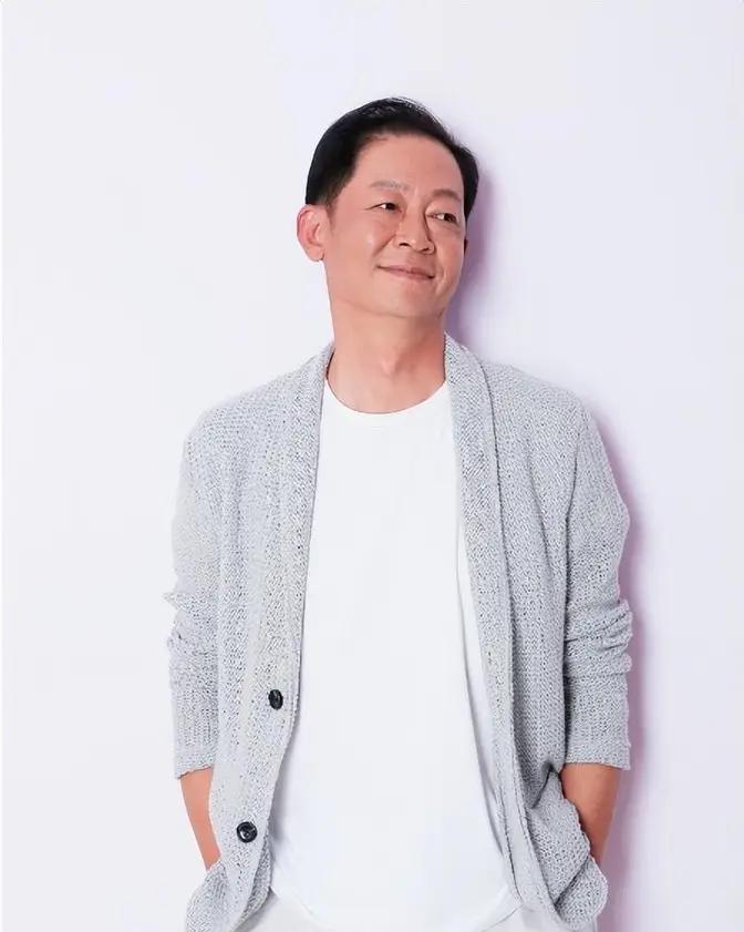 王志文说：“有钱的时候不要乱花钱，没钱的时候不要乱说话。在亲戚朋友面前，说自己穷