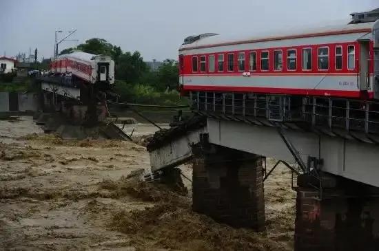 2010年8月19日，西安开往昆明的K165次列车，驶上四川石亭江大桥时，两节桥