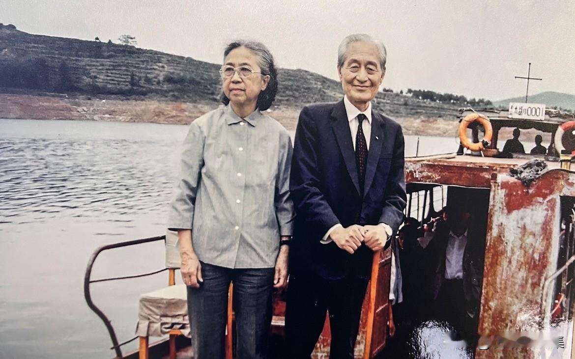 1990年9月，84岁高龄的赵朴初先生与夫人陈邦织女士，在阔别故乡64年后，回到