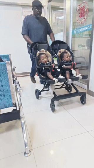 广州一家医院里，有网友拍到一名黑人爸爸带着他的两个双胞胎儿子来这里打疫苗？也不