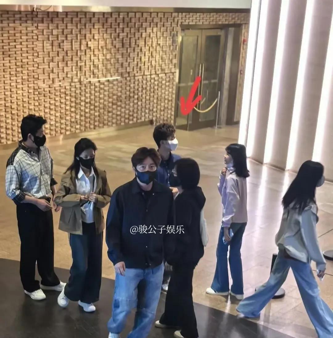 近日，鲍蕾和她的妹妹鲍莉两家一起出门逛街，作为连襟的陆毅和郭京飞两人打扮都挺时