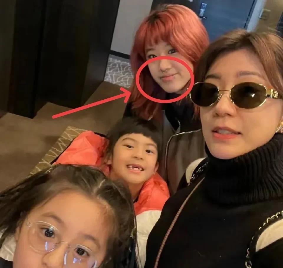 贾静雯的大女儿梧桐妹，曾经以打鼻环化浓妆示人，而这次她摘下了鼻环卸下了浓妆，