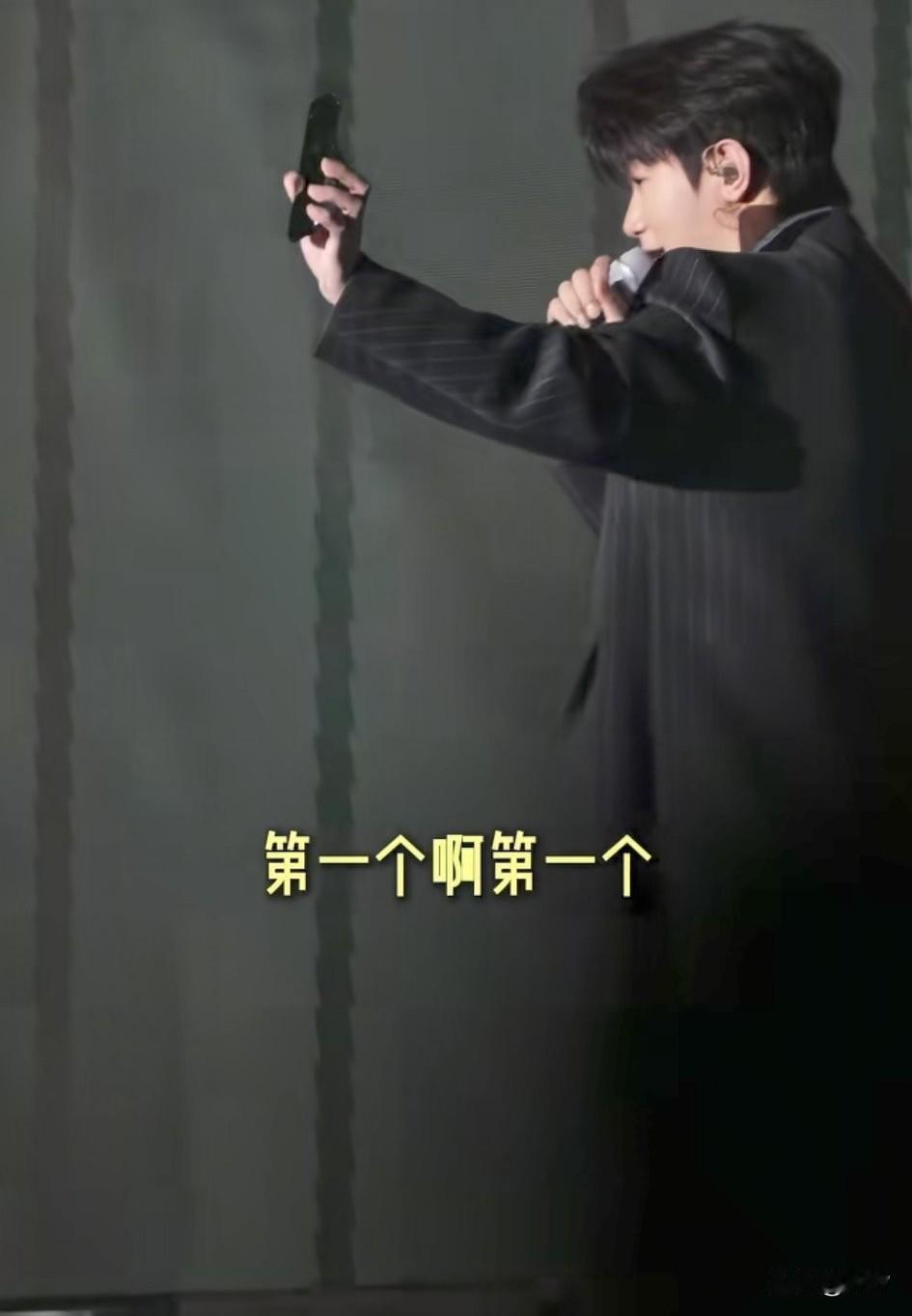 现在开演唱会都这么卷了吗？礼物都不发了，直接发钱，歌手队长在厦门开巡回演唱会