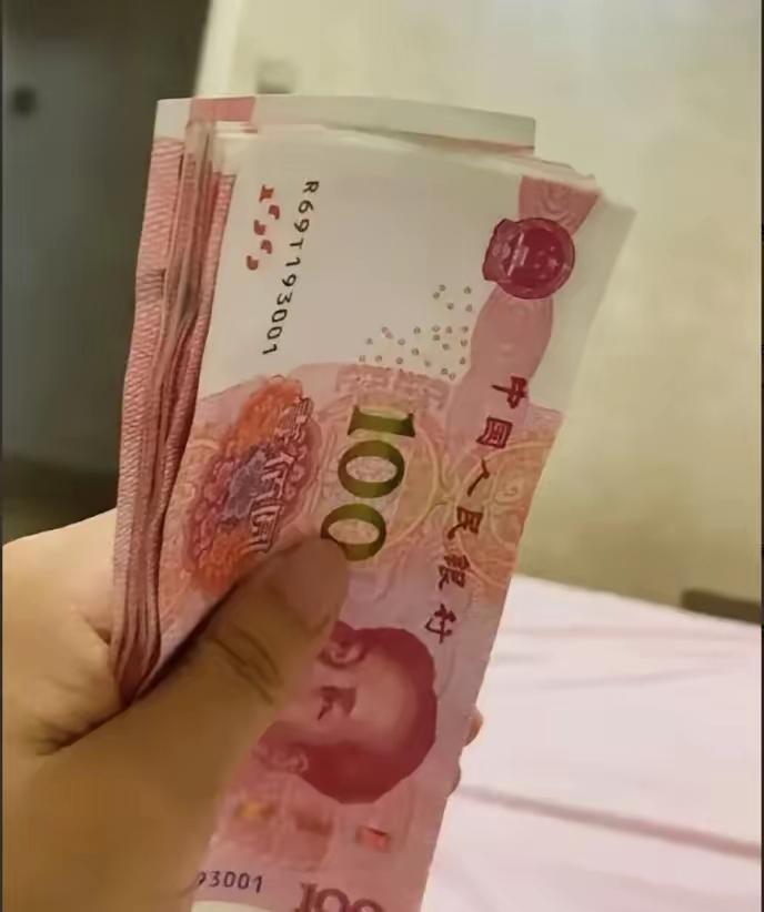 我婆婆72岁，退休金5000块，非要每月塞给我3000补贴家用。我推辞说不用，她