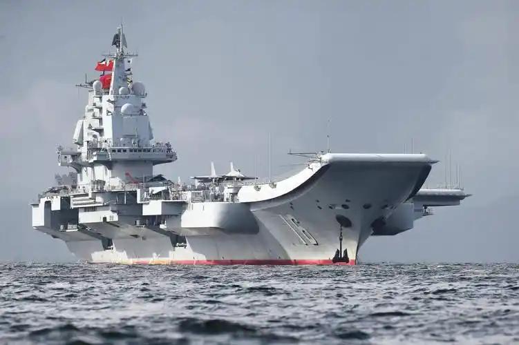 瓦良格号当年在乌克兰黑海造船厂未建完，苏联解体后长期停工。中方1999年购入，拖