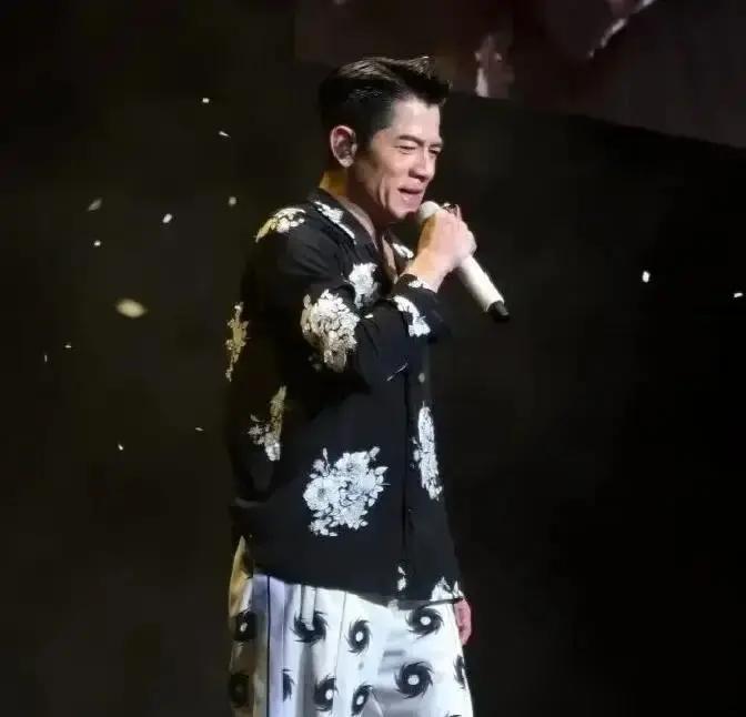 郭富城这波宠妻，是真舍得砸钱砸时间。59岁的他，为38岁高龄生三胎的方媛，停