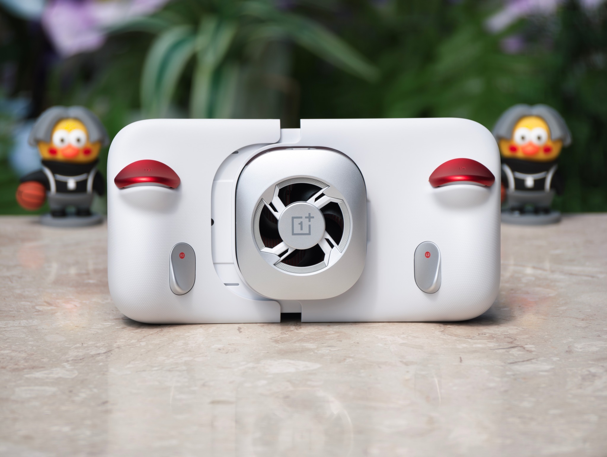 一加Ace6至尊版，背部这个ACE看起来挺帅的，不同光线角度下看起来不一样，摸