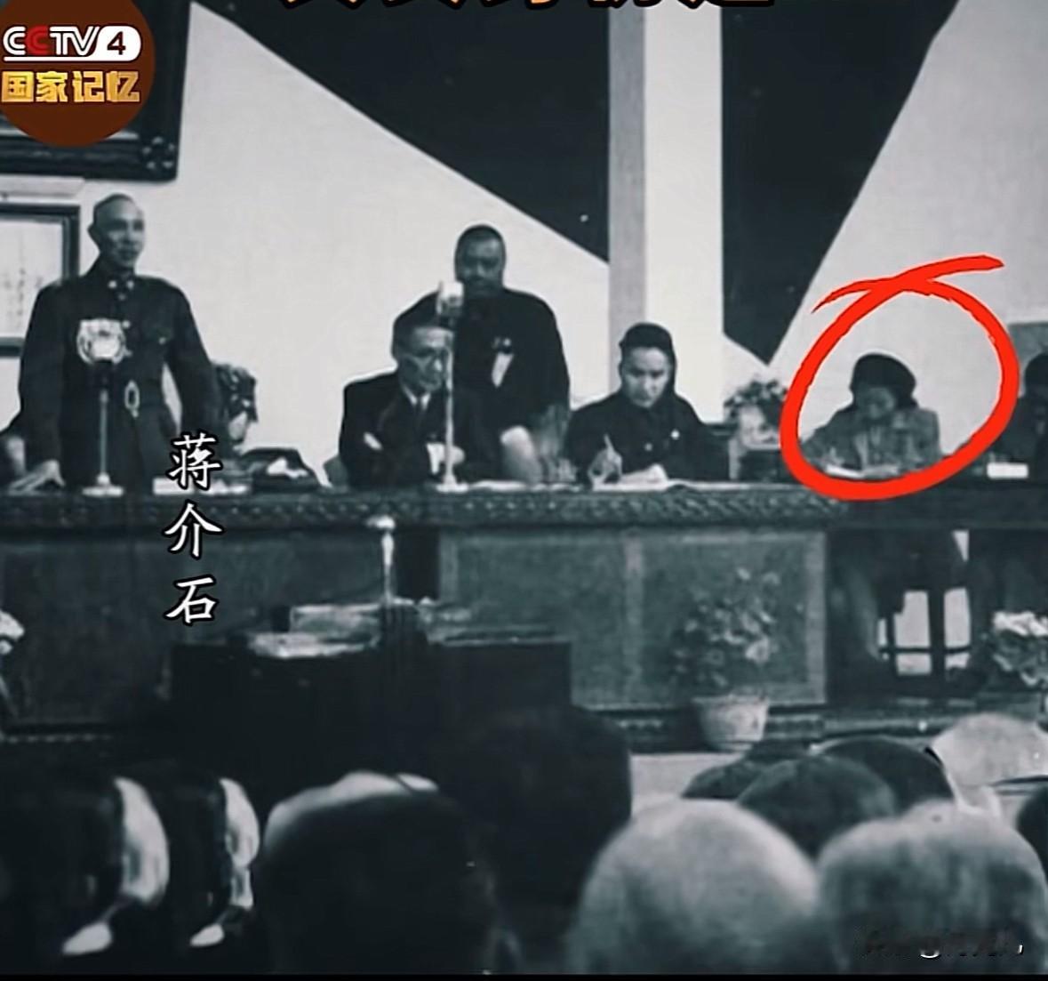 蒋介石想不到他眼皮底下的女速记员真实身份是中共地下情报员，当时讲到核心机密，