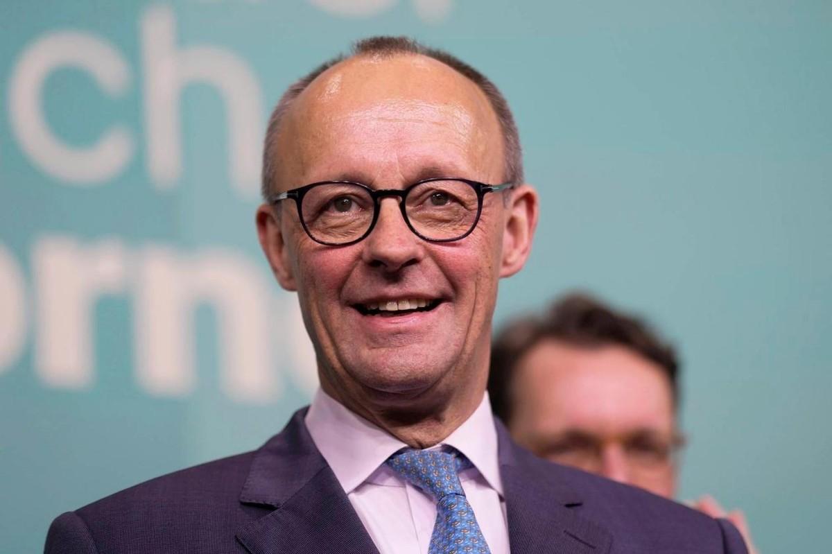 德：这次我来，是带着诚意想跟你们全面深化经济合作的。中：欢迎啊，200多人的代