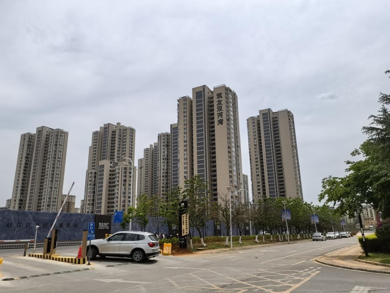 昆明渡假区与会展片区与巫家坝片区与大商汇片区的这之间，有一个占地千亩，百万方的大