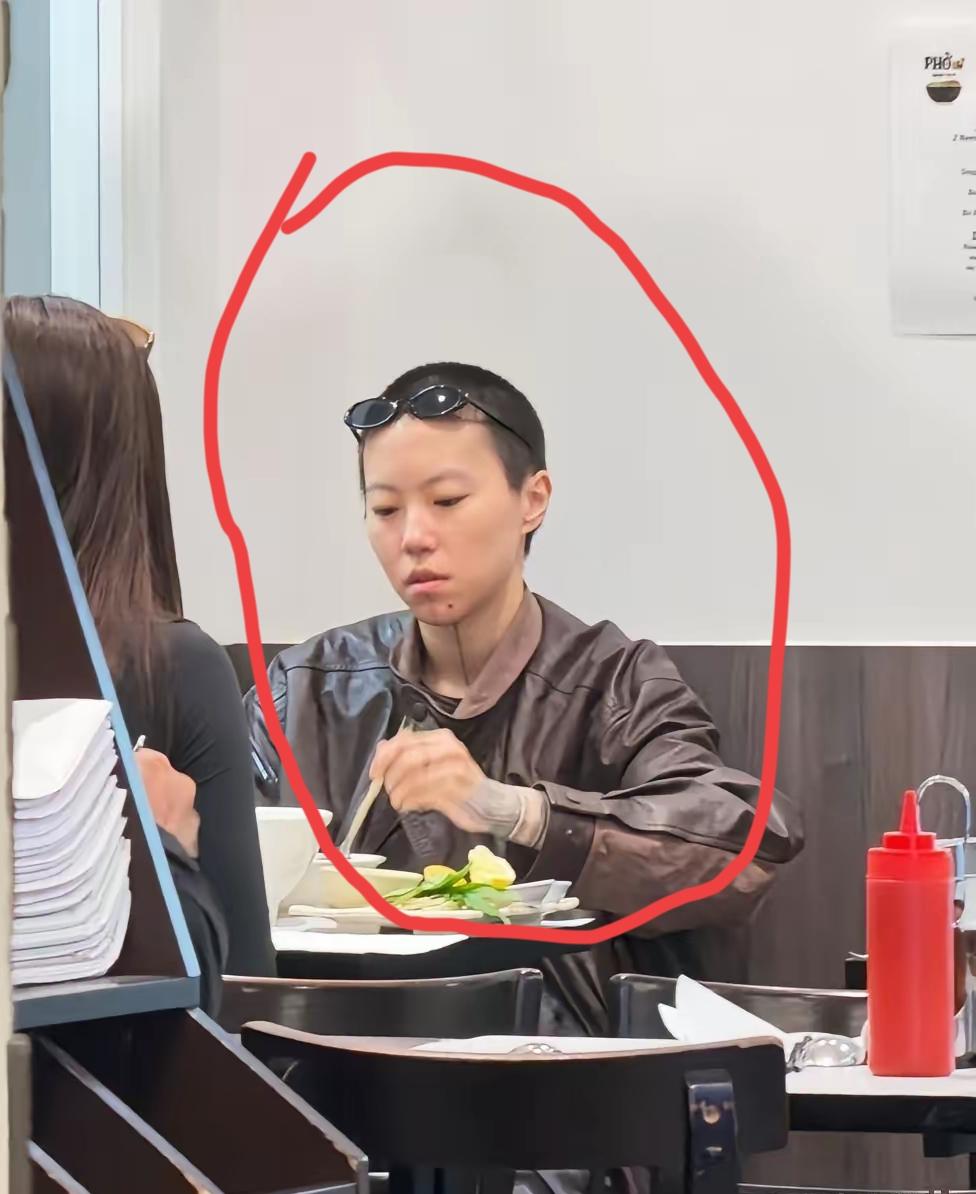 窦靖童确实比不上王菲好看，长相太像窦唯了！偶然撞见窦靖童在餐厅用餐，模样还算不