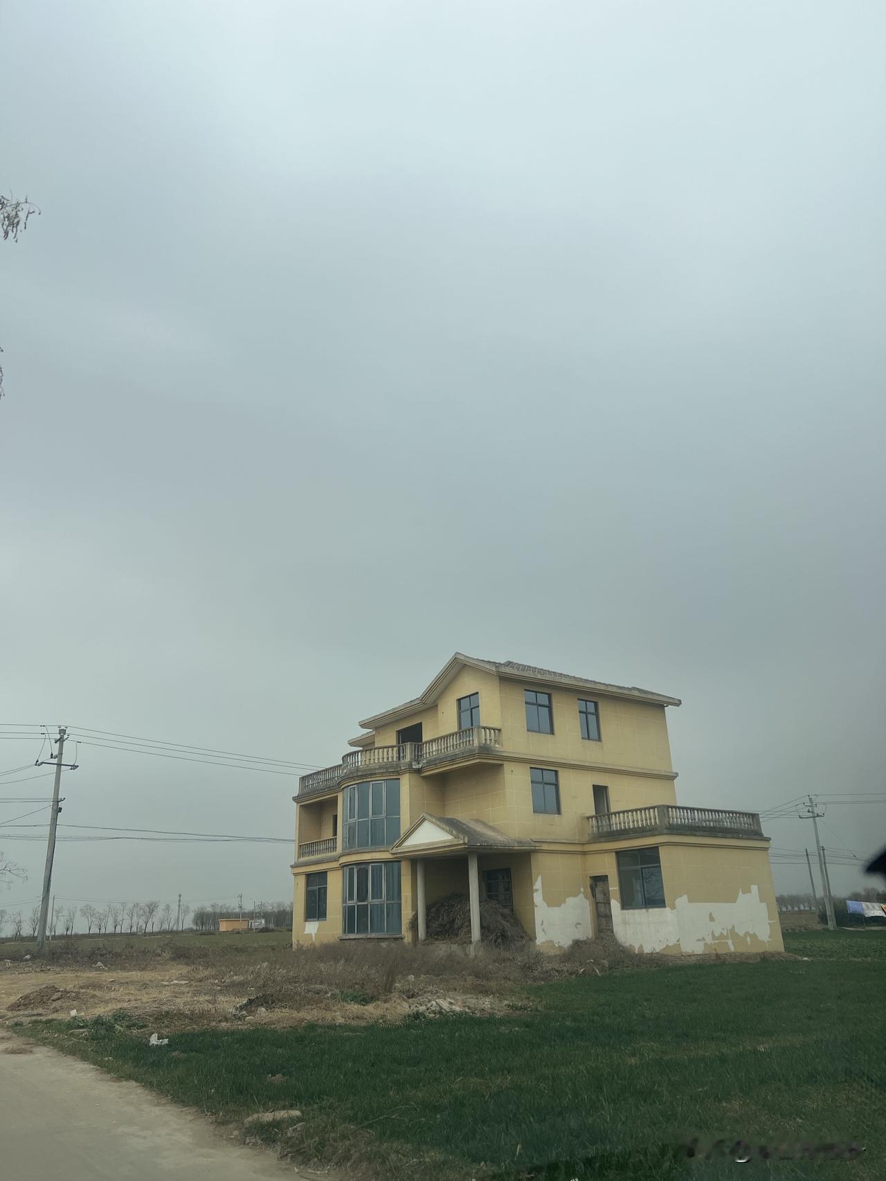 千万不要回偏僻的老家盖房子，即使建好最后的结果也只能废弃回村盖房，不是房子