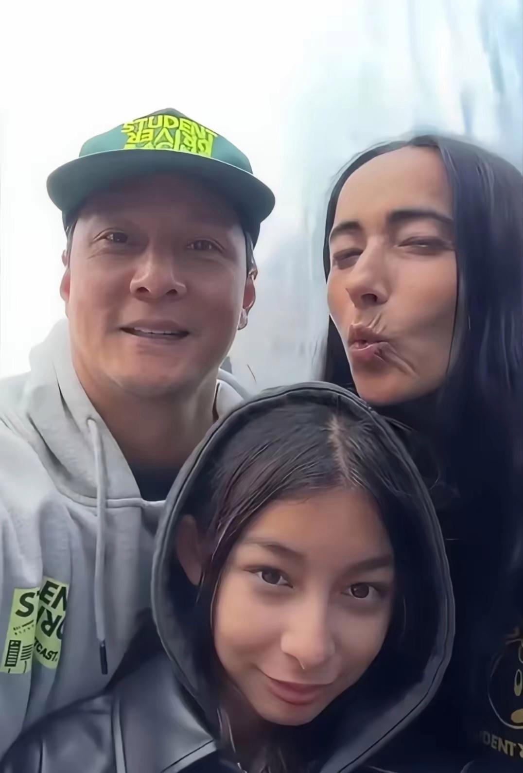中秋吴彦祖晒全家福，网友调侃像跟动力火车合影，说老婆雷珊看着像印第安人。48岁的