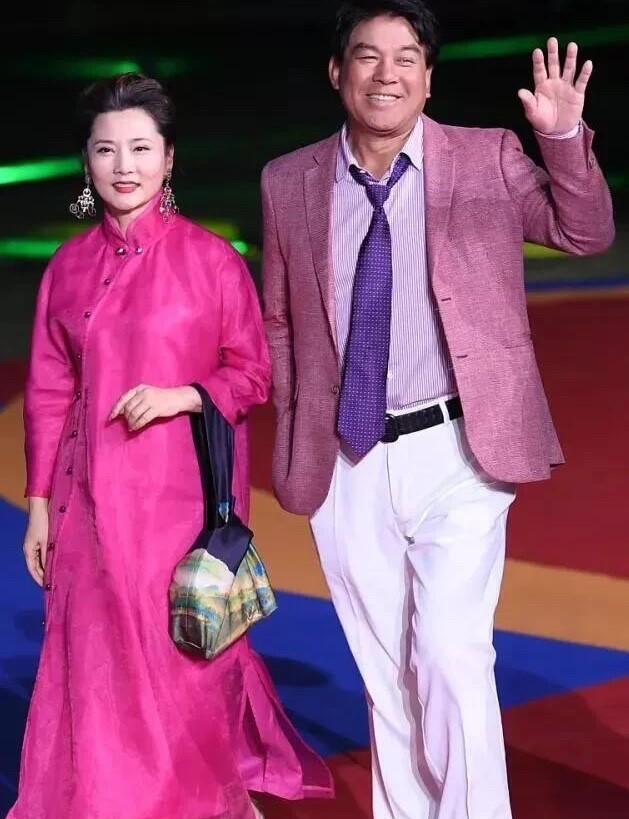 60多岁的何赛飞这一身长裙，诠释了女人不露肉，也可以美的端庄，美的大气。这才是