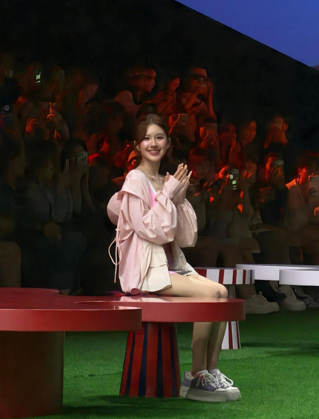 赵露思亮相上海时装周秀场~一起欣赏茉寻MOUTION新一季大秀发布！