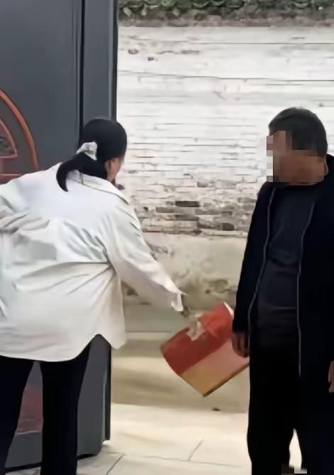 父亲房屋改迁，赔了180万，女儿想跟父亲借点，但父亲却拒绝了，之后女子4年没进娘