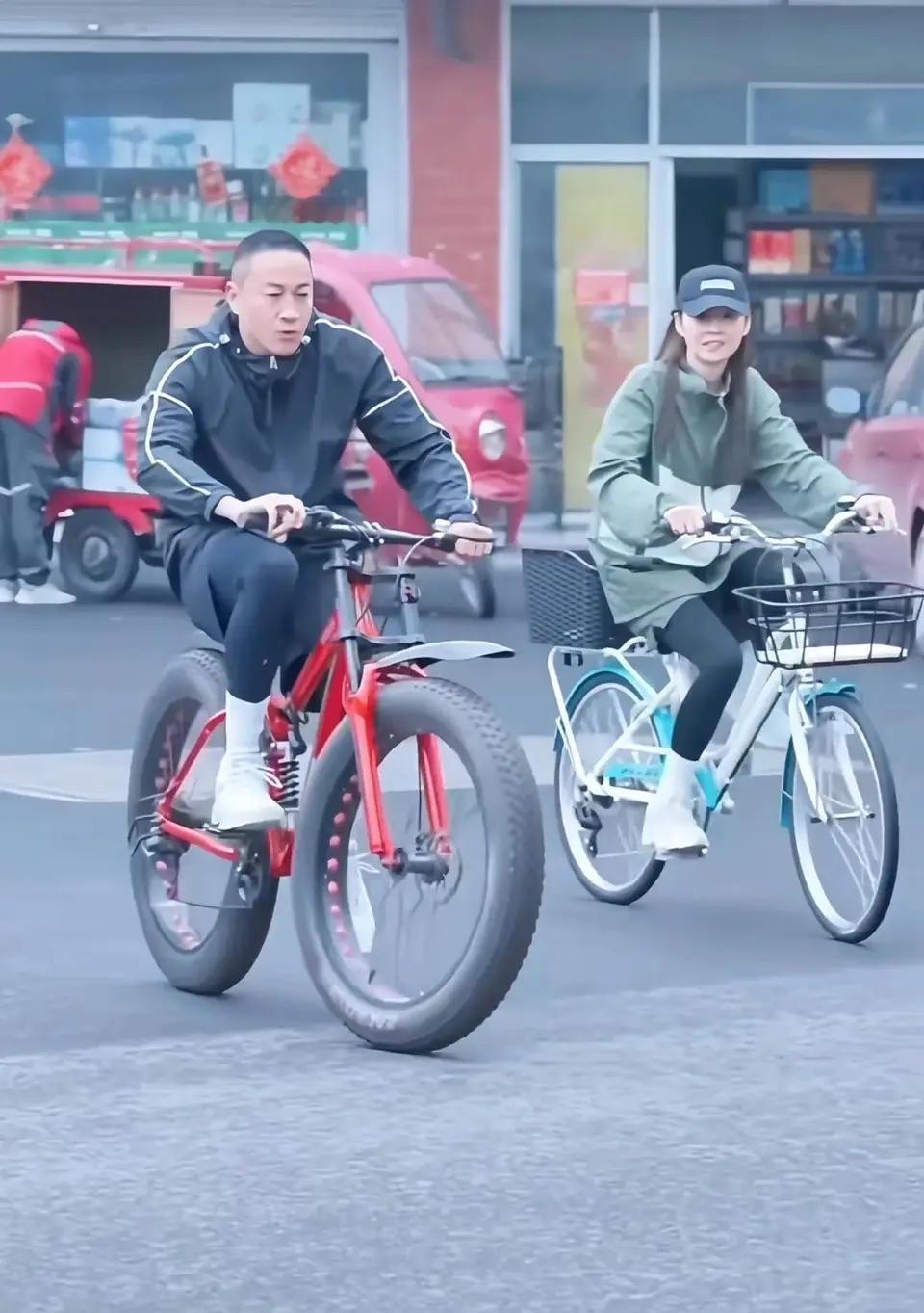 近期，何润东和老婆林姵希骑脚踏车出行，一起去买早餐被偶遇的画面。何润东骑的自