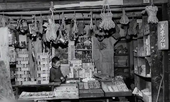 1950年，成都有个香烟店的老板，坐着看报习惯双腿并拢，后背胸膛挺得笔直，双手将