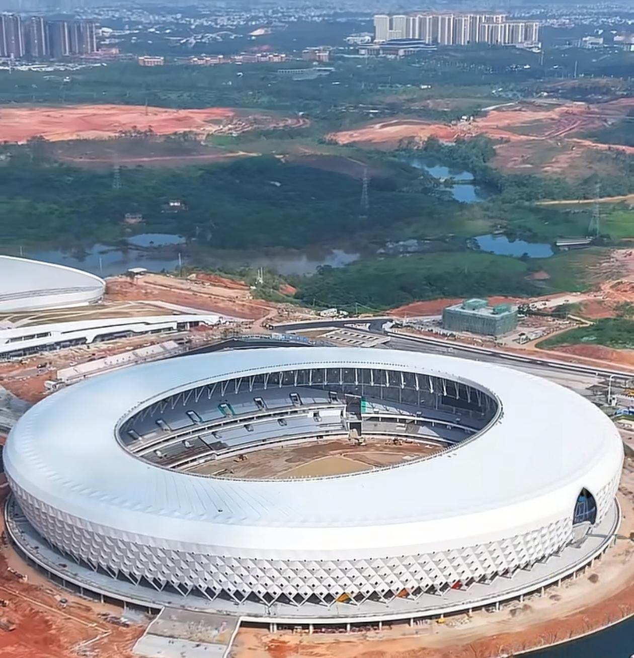 这里不是美国哦，这个建筑也不是苹果总部大楼，它是茂名新建的奥林匹克体育中心，位于