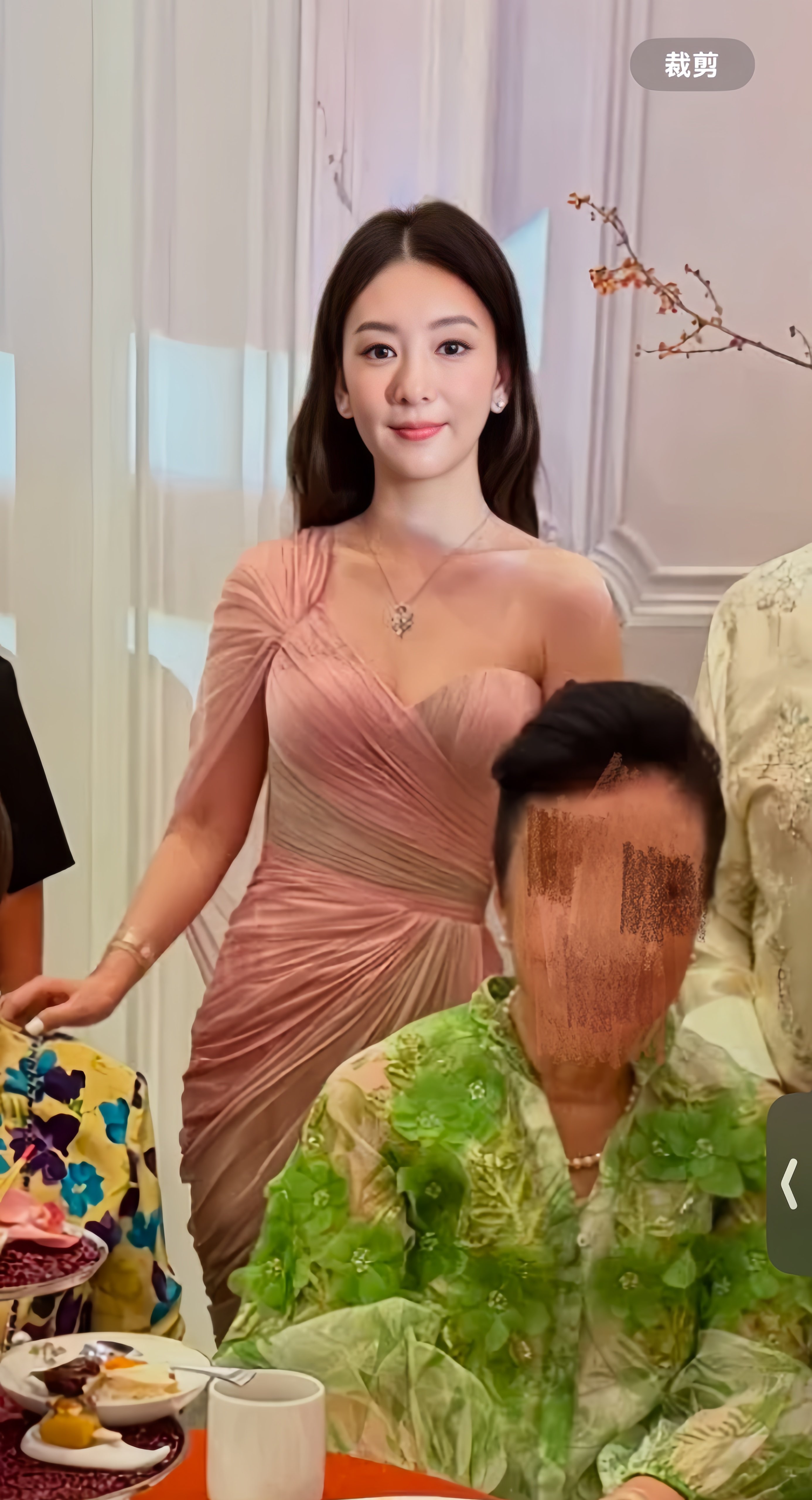奚梦瑶澳门答谢宴，没想到方媛也来了，和大家预想中的完全不一样，这一次她全程都非常低调。一身粉色礼服温