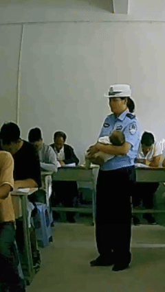 大爱无人能挡！贵州省一女子参加考试，奈何自己2岁小孩无人看管，万般无奈之下只能“