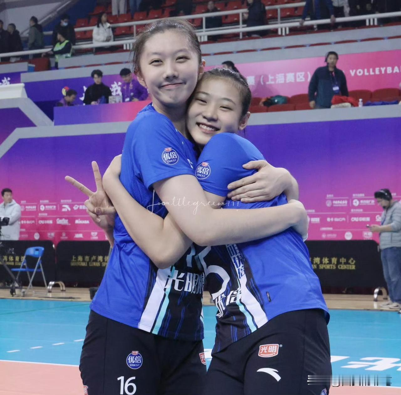 上海女排又开始拍搞笑照了[呲牙笑]赛后，副攻姐妹花陈厚羽和王奥芊春风得意的抱在一