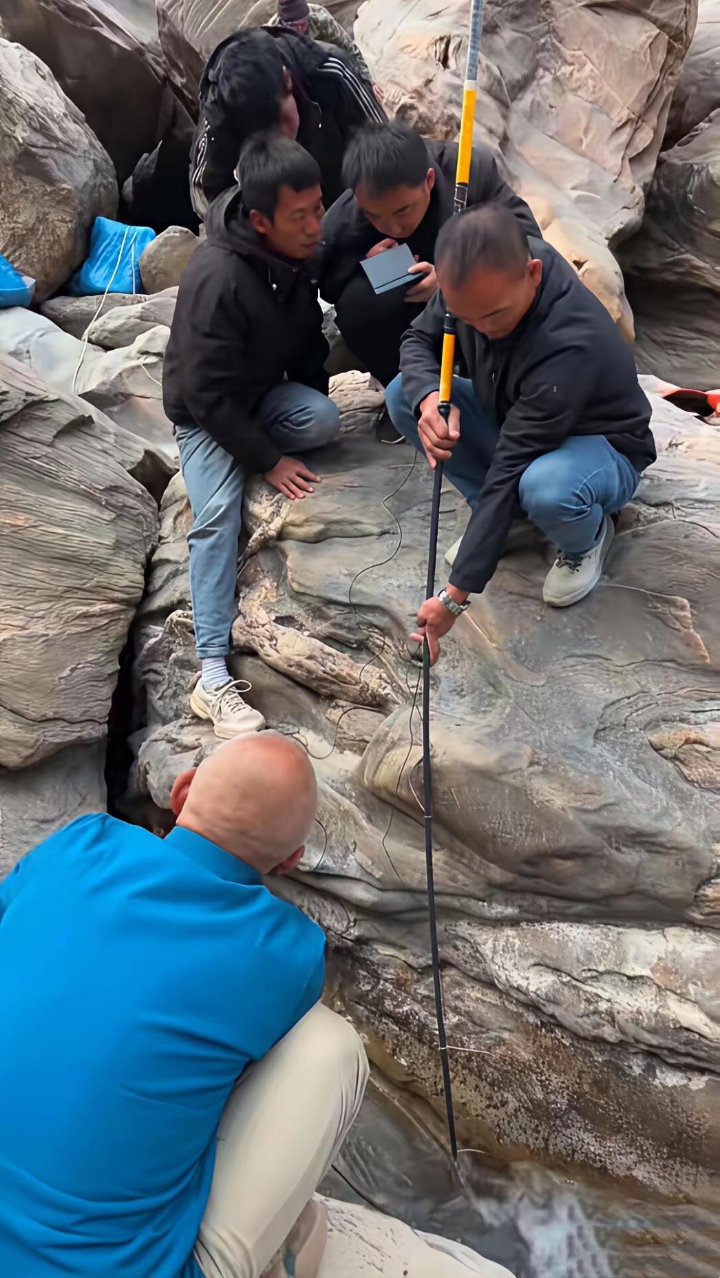 心疼到窒息！虎跳峡遇难男子遗体被发现，家属却含泪放弃打捞，不是不想带他回