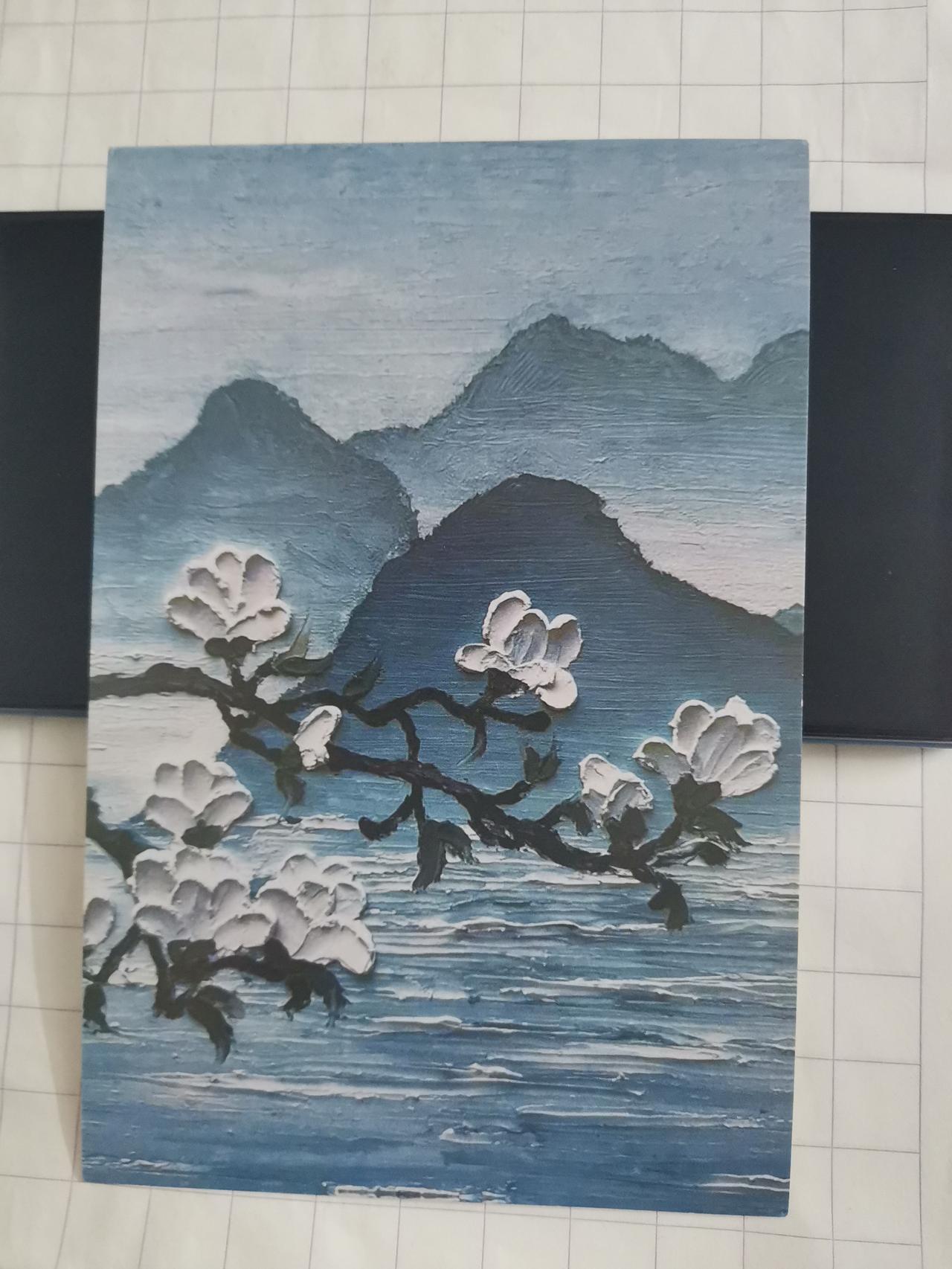 呵，儿子的四年级英语老师真有意思！昨天给英语成绩好的同学每人发一张明信片，然后叫