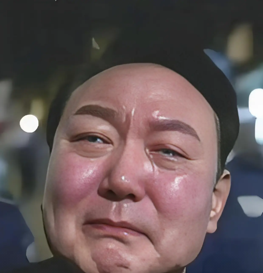 韩国突然宣布了！ 前任总统尹锡悦，竟然又被法院签发了一张新的拘捕令。 说