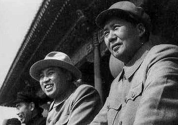 1949年，毛主席正要下令，让解放军渡过长江，解放南京，斯大林却发来一封