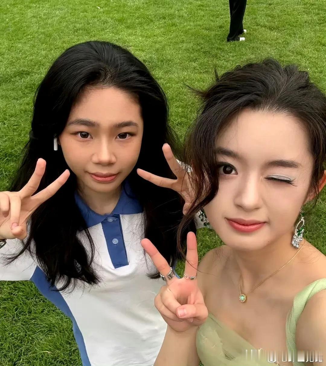 黄杨钿甜成人礼，同学身穿校服，她一身华服+天价耳环，这合影拍得真够割裂的，当同学