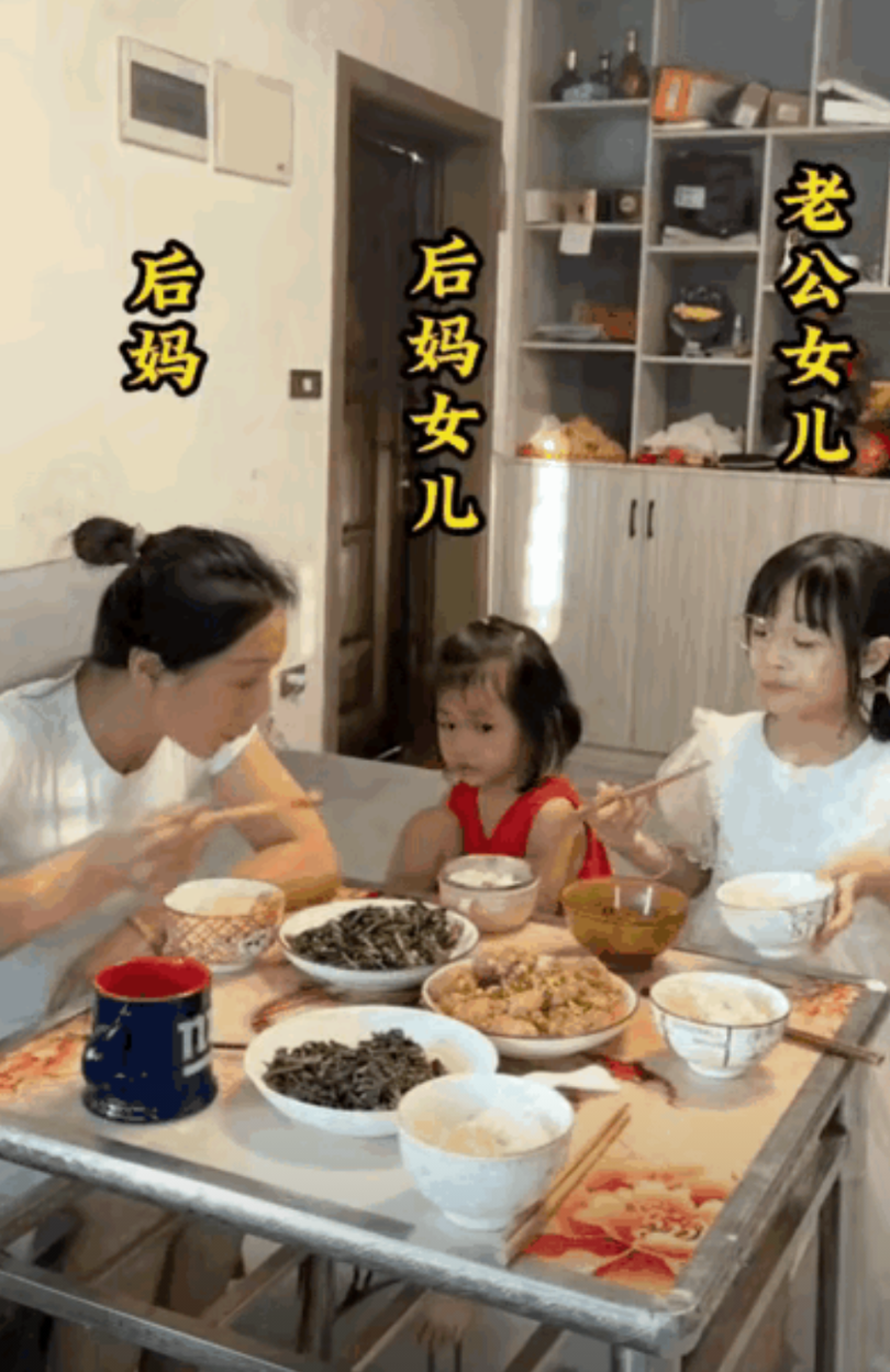 一个爷爷想孙女了，他来到了儿子家，不料他发现孙女在盘子里夹了一块肉，让后妈打掉了