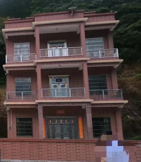 有位老板生意失败，还欠银行200万元。由于急需钱偿还债务，他放出话来，打算以12