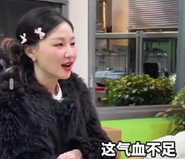 张凌赫再现把脉神技，帮热巴把脉的时候说热巴身体很好，肾不虚脾也不虚，帮金靖把脉的