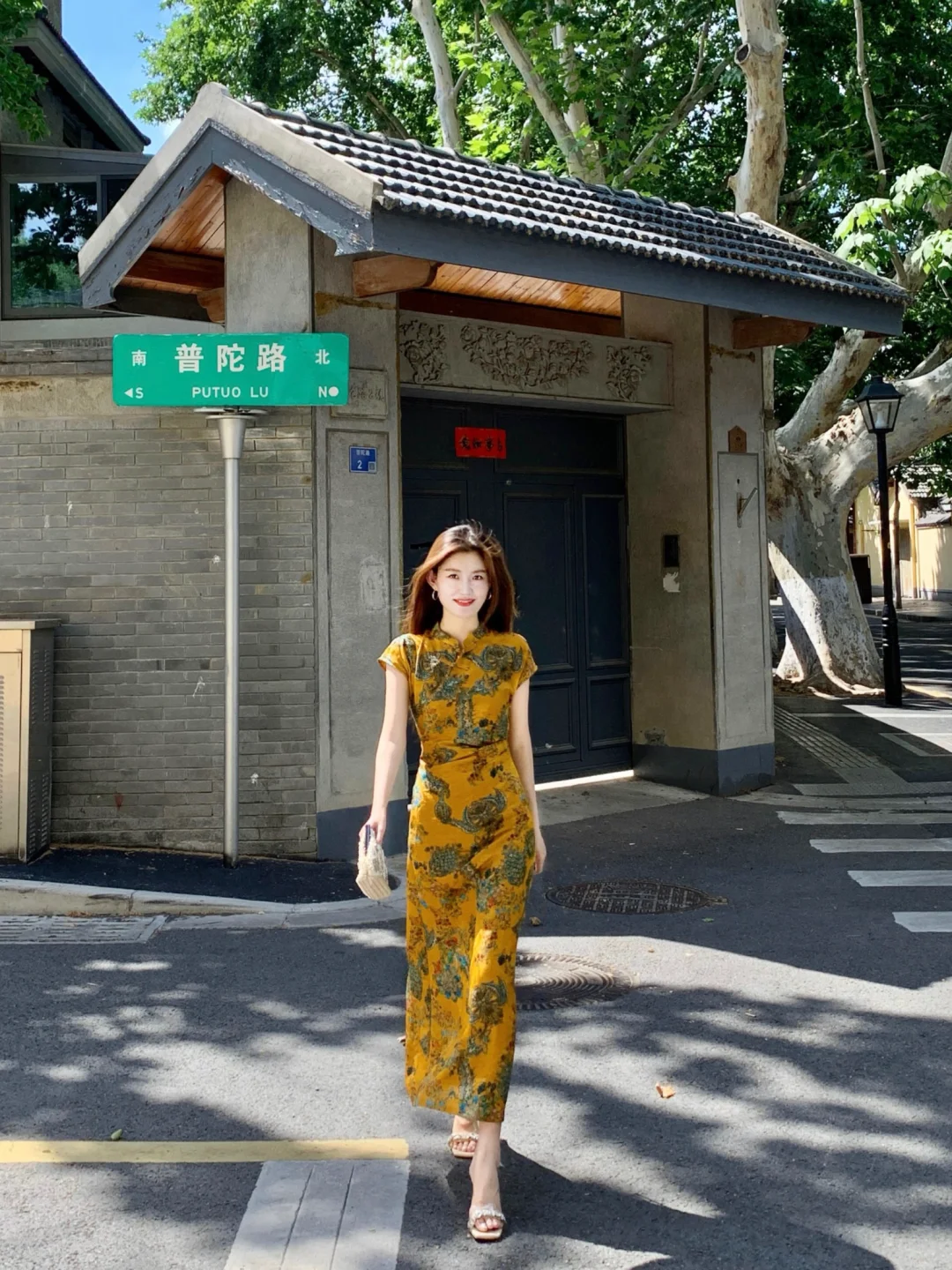 斥巨资买了件微贵的新中式改良旗袍……
