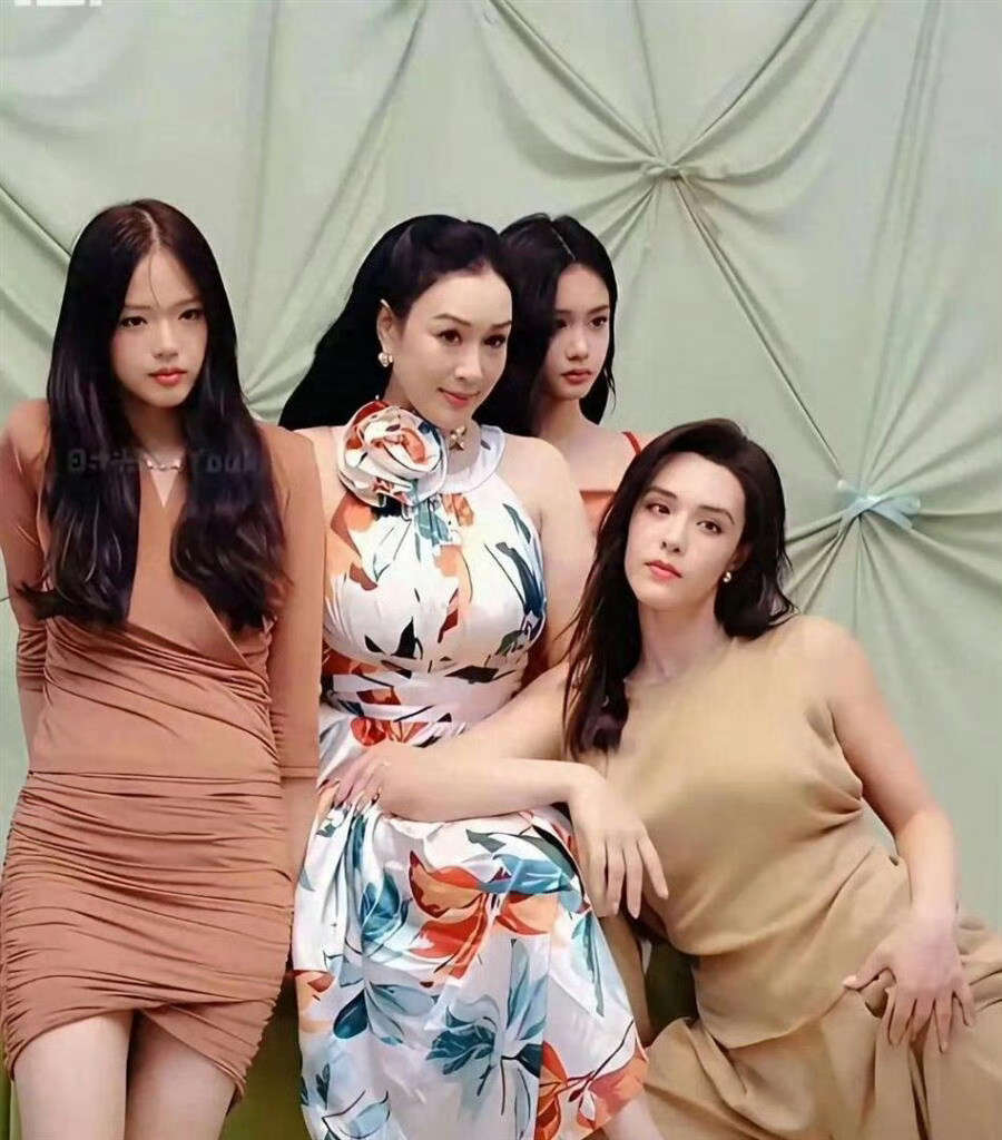 钟丽缇的三个女儿都像妈妈一样好看，母女合照像姐妹花，张伦硕应该是最幸福的爸爸了