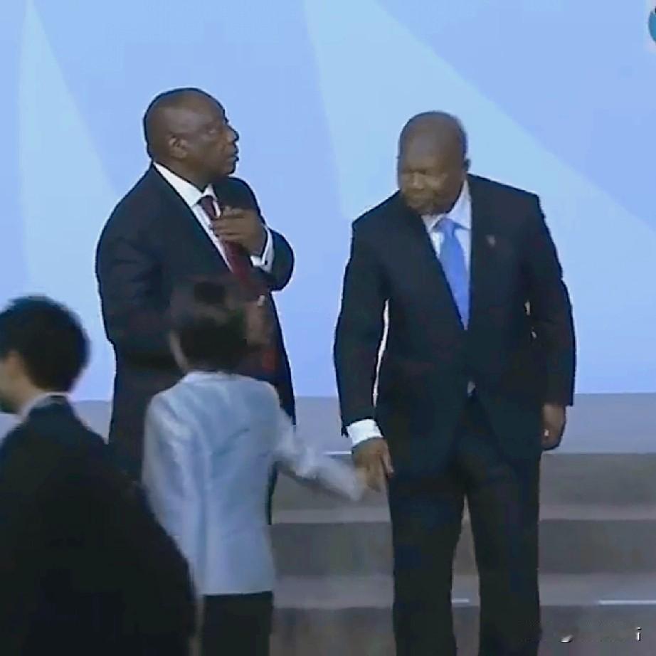 南非g20会场上的“有趣”一幕，当时南非总统正低头和一位外国政要交流互动，高市早
