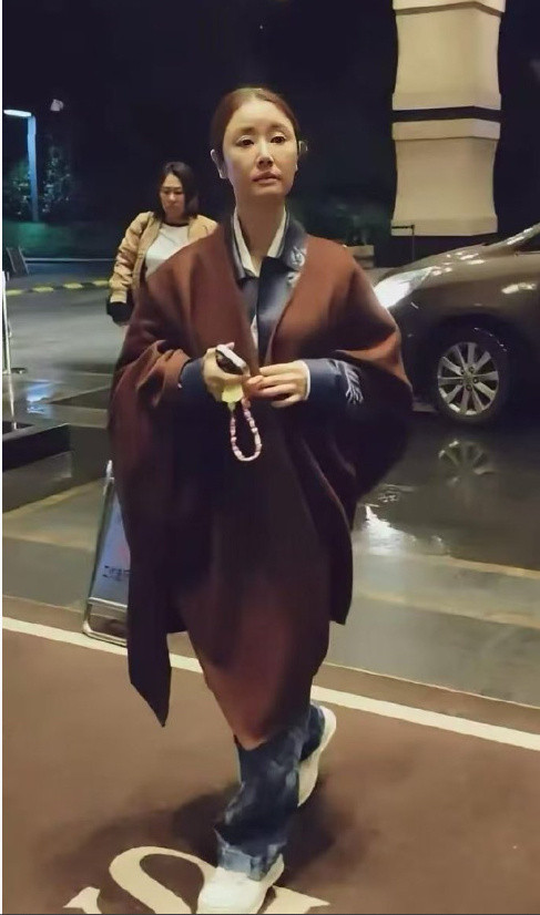 差点以为她皈依佛门，这个衣服真有特色​​​