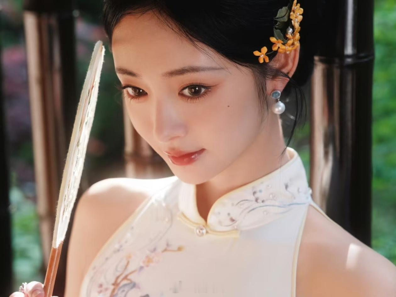 周洁琼刺绣旗袍质感细腻，园林氛围感拉满，美腿与高跟相得益彰。周洁琼是真好看啊