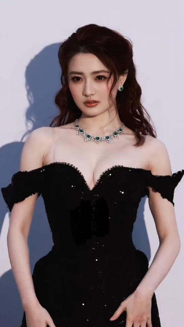 今天徐璐在出席时尚活动的时候穿了一件黑色的抹胸裙，能够让她彰显出高雅之美。徐