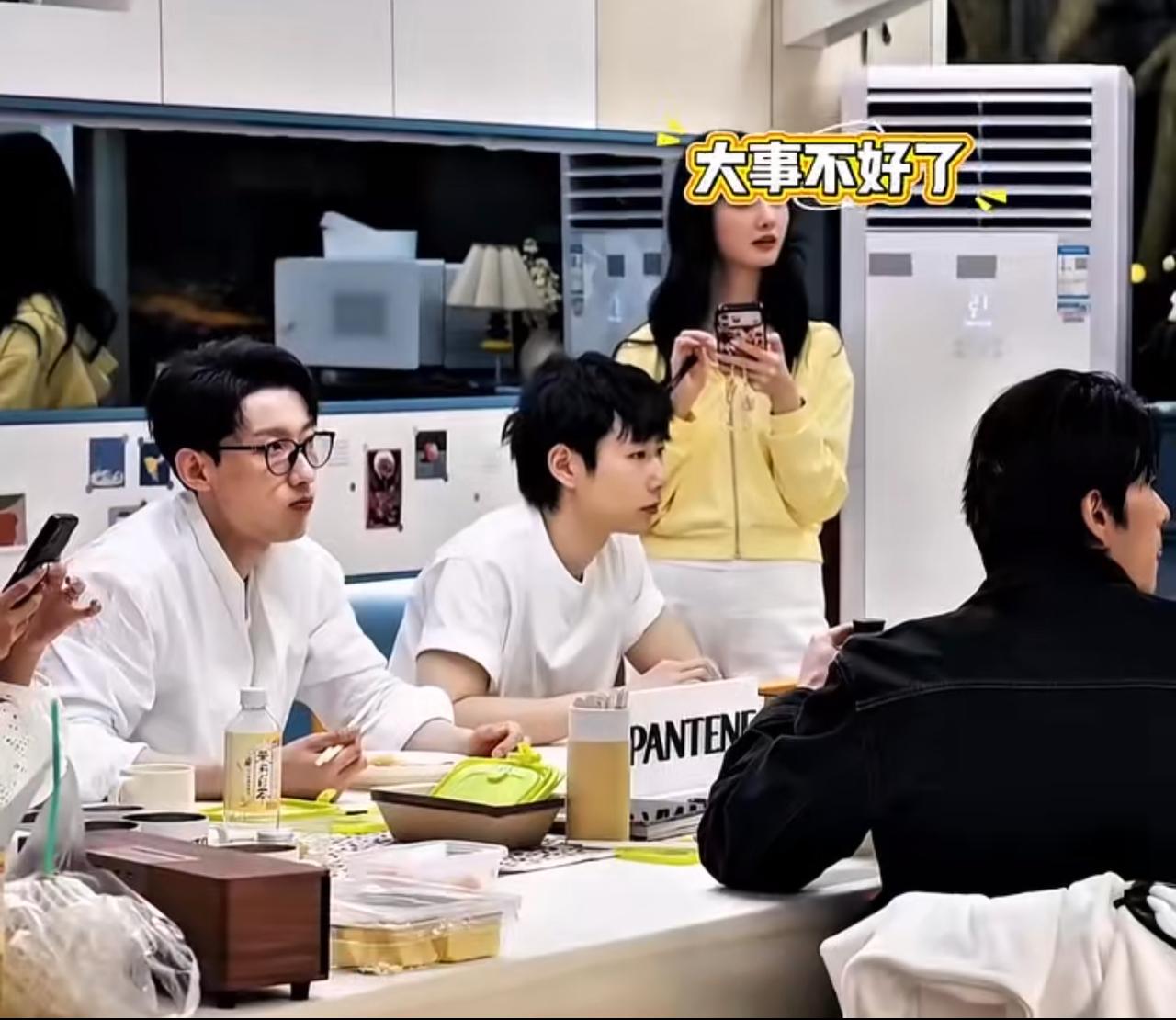 《半熟恋人》里有一幕，突然对柳柳和周佑凌都好感拉满。柳柳弄丢了李政送的戒指，整