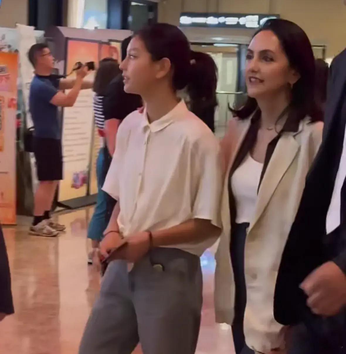 被刘烨女儿霓娜惊艳到了！14岁的她出落大方，混血颜值太出众