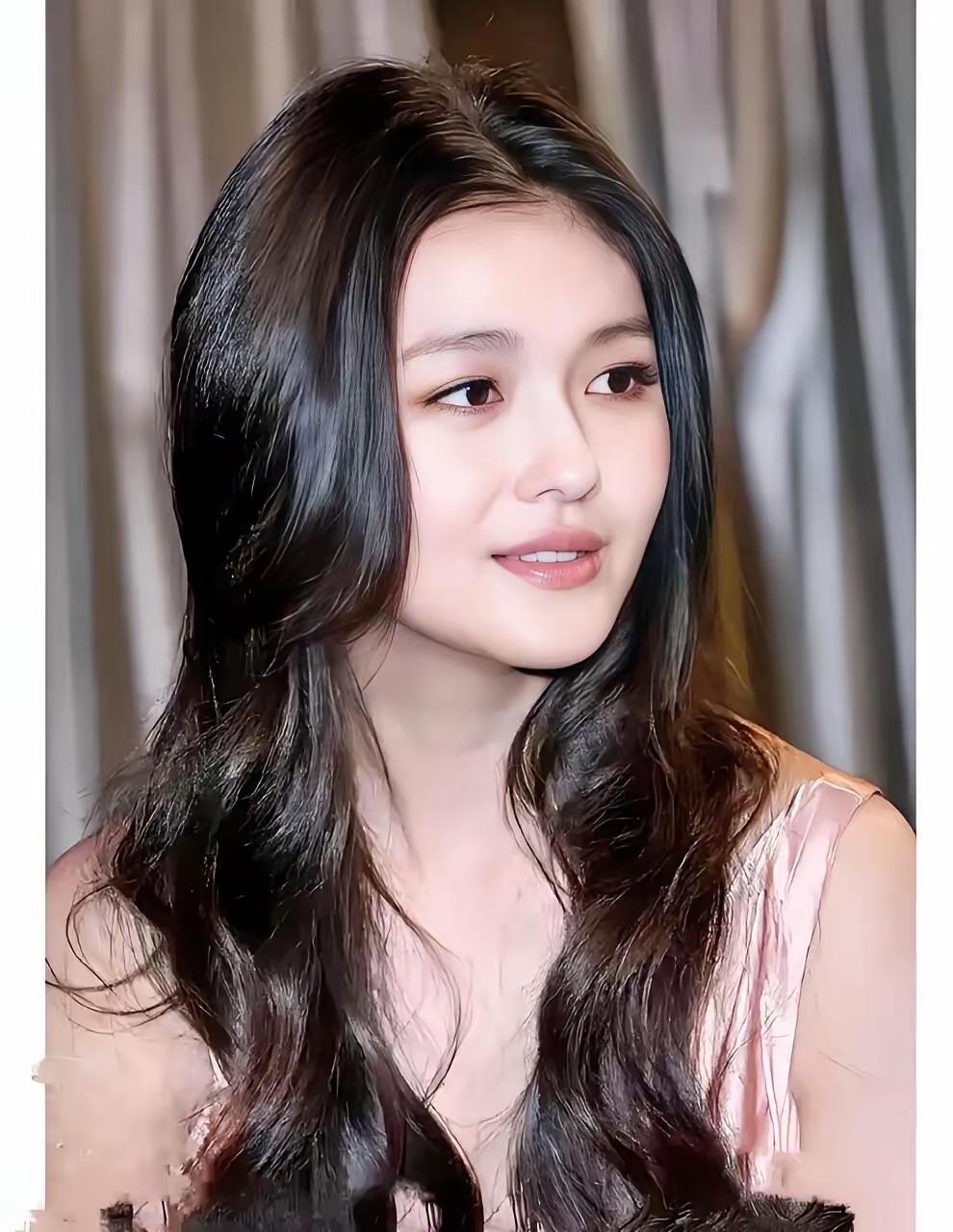 大S离世前两日，张兰直播途中，汪小菲猝然推门而入，焦急呼喊其正抢救，情急之下难掩