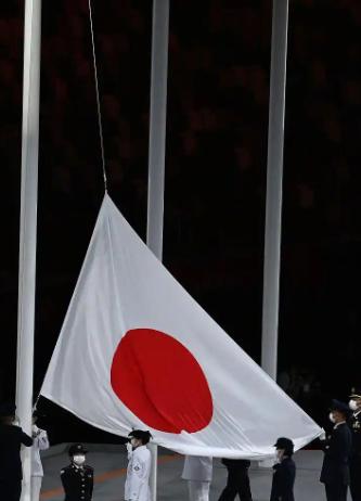 日本前首相曾经提出这样一种说法，中国当年放弃日本战争赔偿，是因为日本答应中方的条