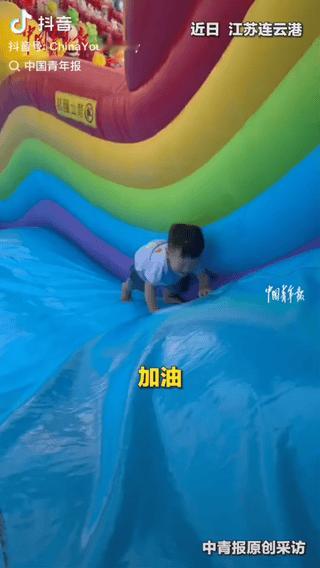 “破防了！”江苏一游乐区里，一位2岁宝宝怎么爬都爬不上斜坡，急得团团转，哭得撕心