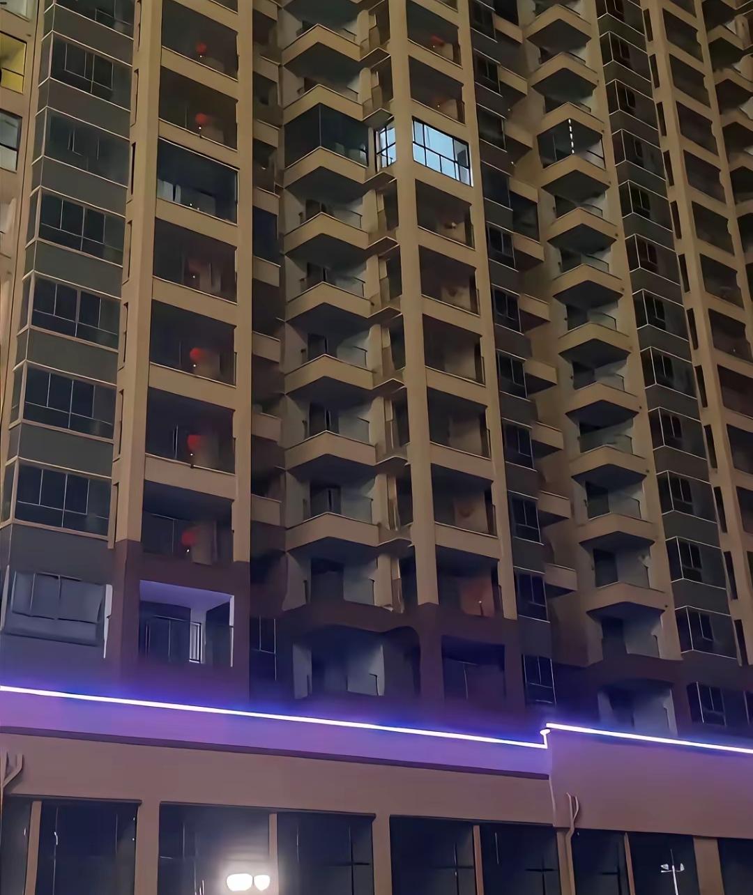 当初人山人海的排队购房，结果只有自己一人住，那些人呢，哪里去了？这太坑人了吧？