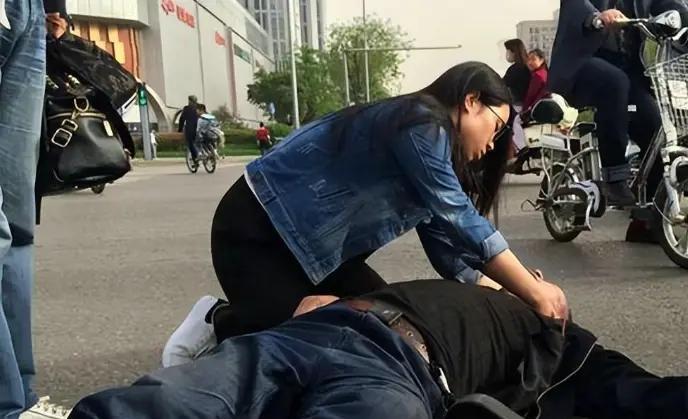 2017年，西安一女孩跪地抢救晕倒老人，然而老人仍不幸离世，不料4天后，女孩发现