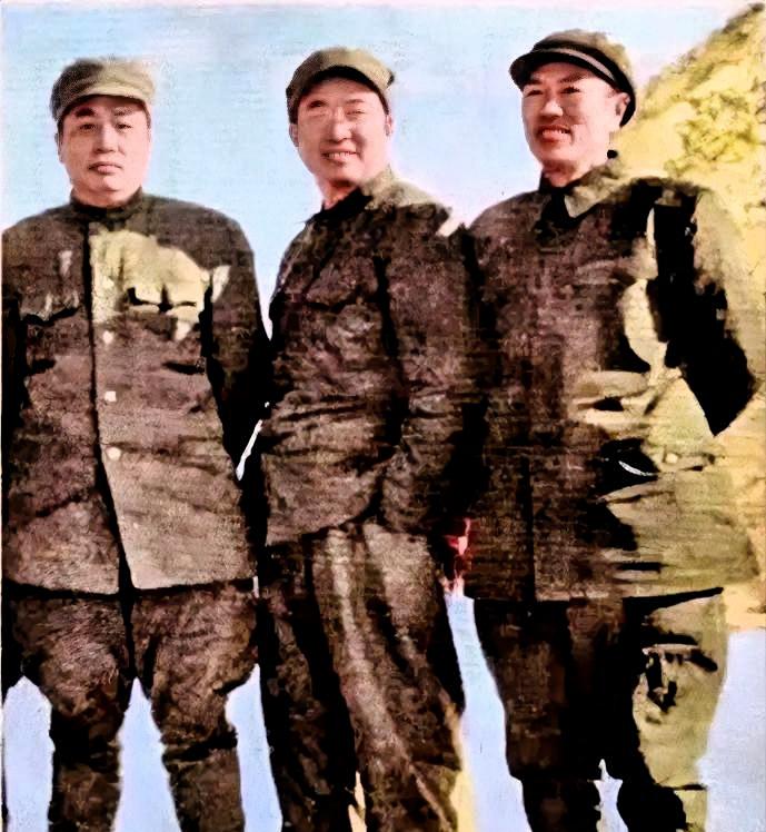 1952年初，朝鲜桧仓志愿军司令部，拍下彭德怀、陈赓、邓华三位战将的珍贵合影。山