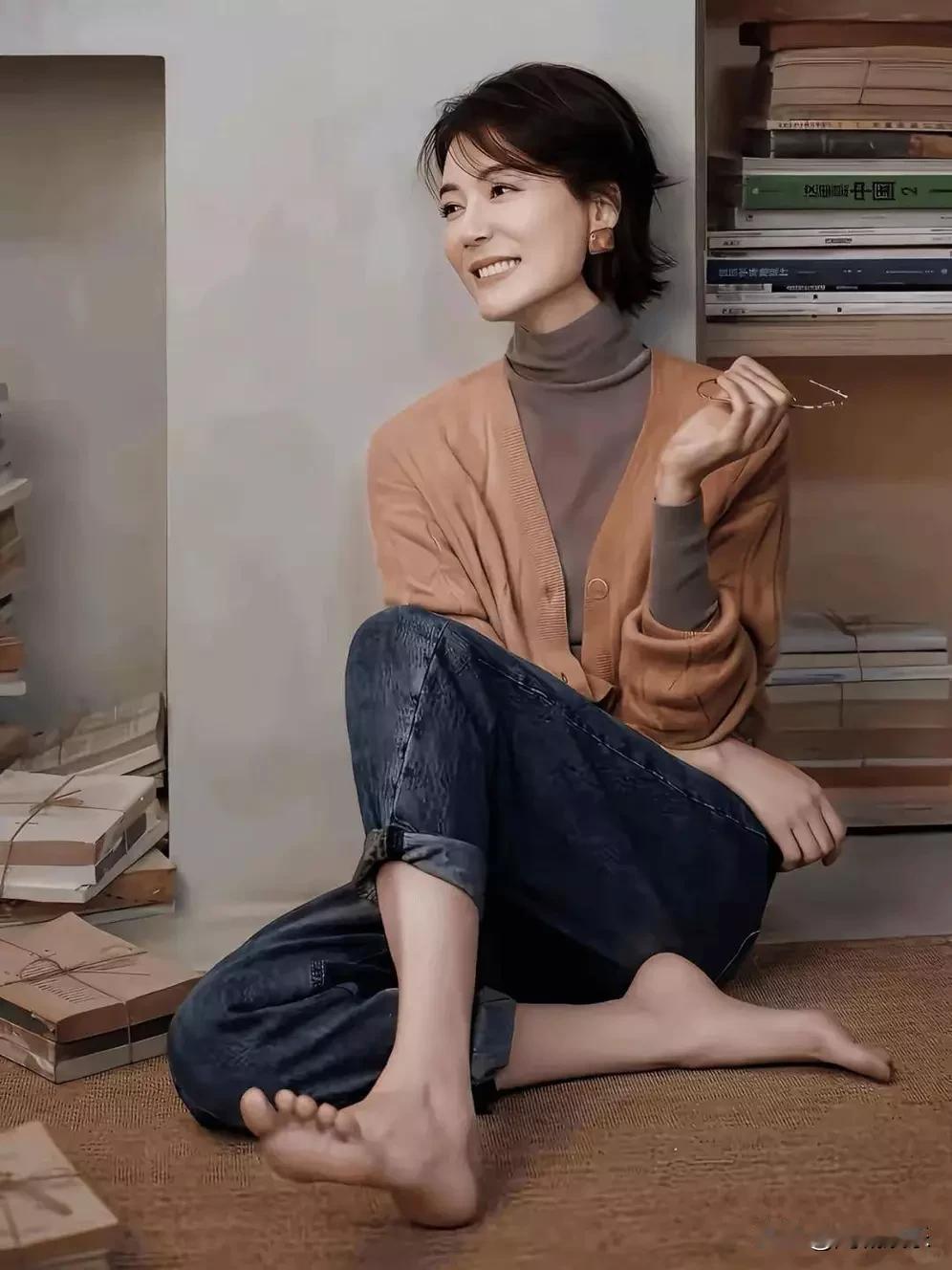 车晓素颜逛市集被嘲"认不出"，网友：她活成了娱乐圈最飒的存在谁能想到，当年